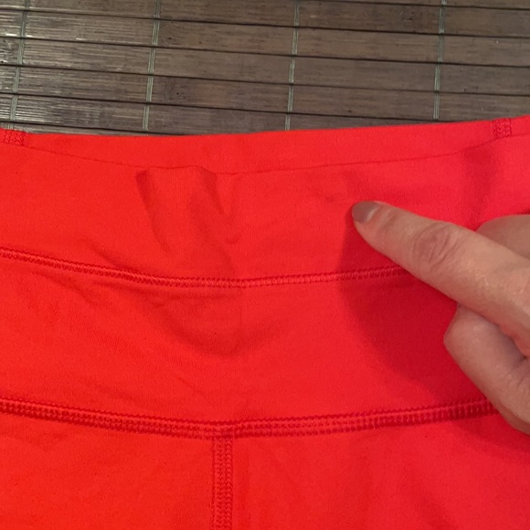 🔥Lululemon Red Capris w/Keyhole Scrunch Sides🔥 - Picture 4 of 9